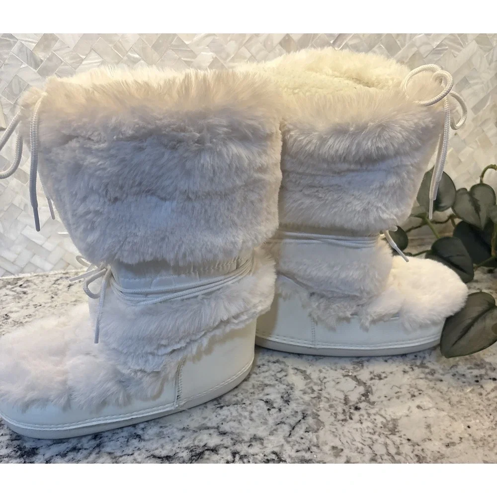 Forever21 Hello Kitty Boots Women's Size 8 White Fur Winter Boots pink Bow‎